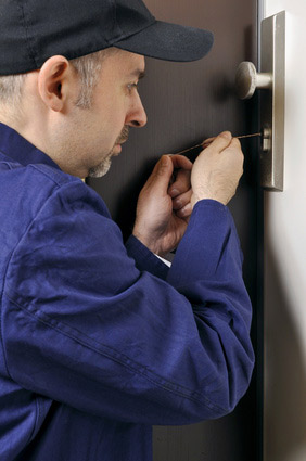 Mechanic for locksmith Frankfurt at work